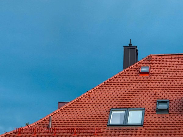 What are the key factors in choosing the right roof material?
