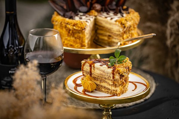 What Are the Innovative Layering Techniques for Transitional Weather Work Outfits?